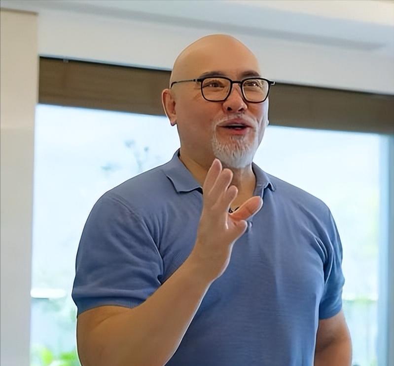 有网友对赵文瑄说：“赵叔，我给你介绍两个猛男要不要？应该很适合你的口味。”赵文瑄