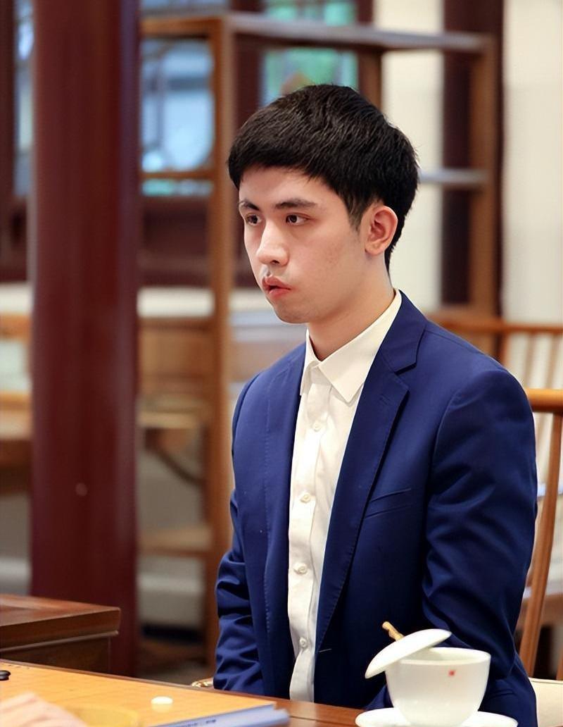 王星昊赢了朴廷桓，赢了卞相壹，半目输给了姜东润。中国六个棋手，只剩他一个人站在
