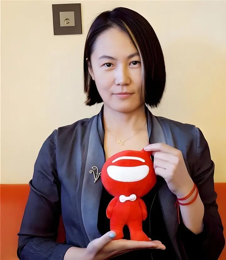 高原公开辟谣！没有四合院没有抚养费，当年抢来的婚姻终究反噬自己8月20日，摄影师高原在社交平台发文，