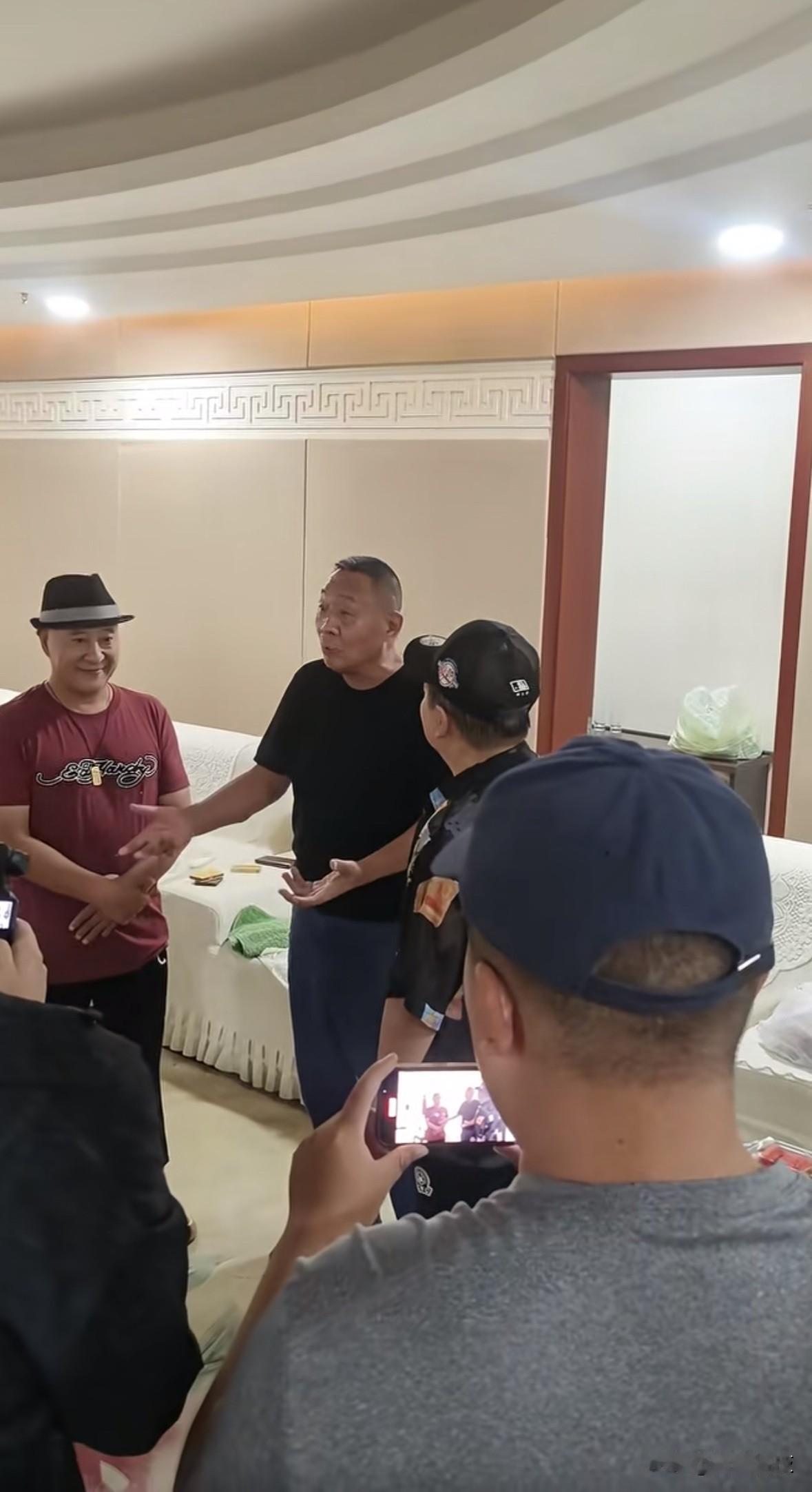 于东来和尼古拉斯赵四、谢广坤会面，原来是去刘老根大舞台来许昌巡演，于总亲自造访慰