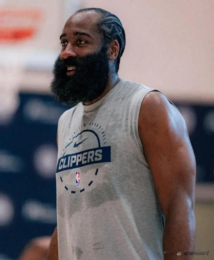 NBA突发地震级别的大交易，而这笔大交易的主角就是詹姆斯-哈登！今天据美国名记S