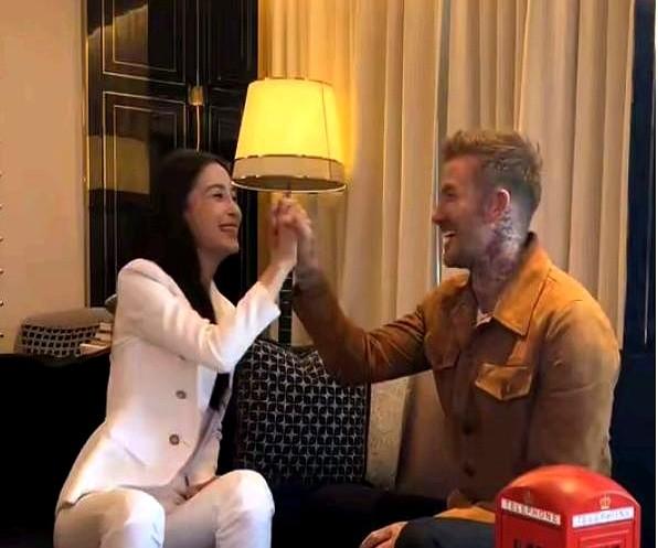 不得不说，杨颖这社交圈是真牛啊，最近又跟贝克汉姆同框了。画面里俩人聊得那叫一