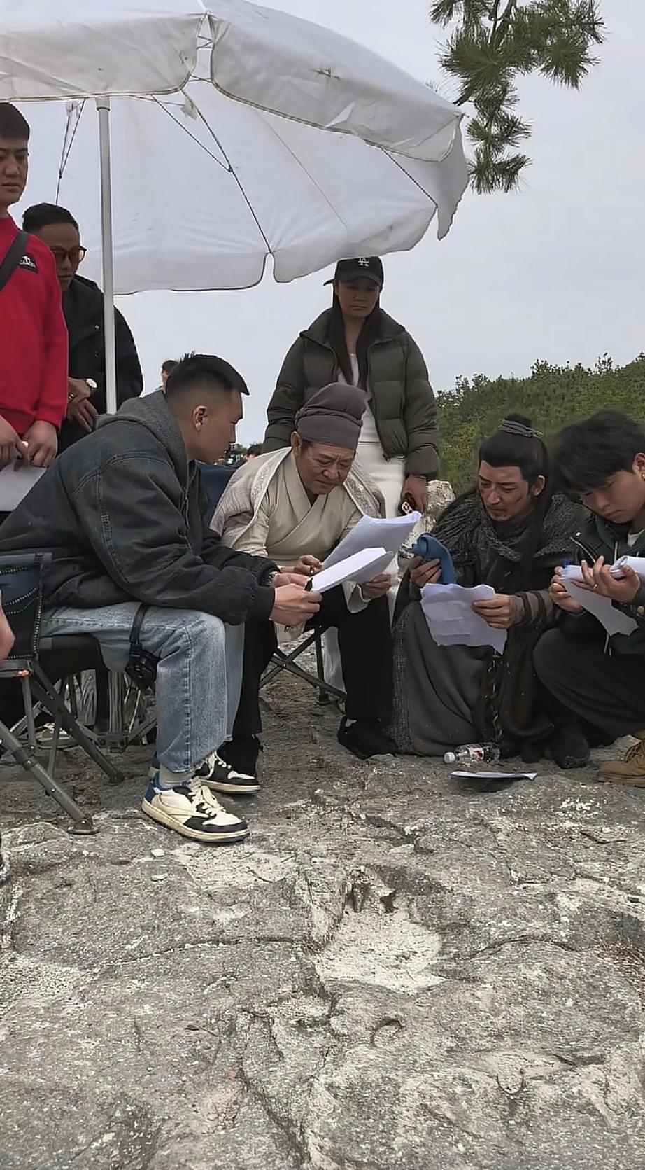 李连杰新短剧杀青，在寺庙盘佛串，走路不用人搀扶，但也有点老态龙钟！近日，李连