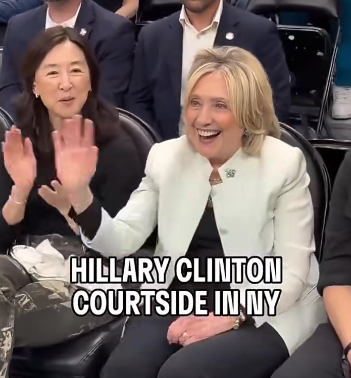 吴明华和蔡崇信离婚后首露面！和希拉里坐在一起，依旧气质卓然。她现身纽约自由人