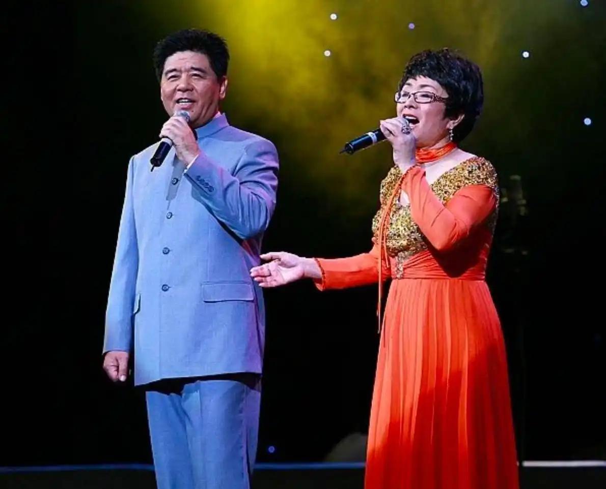 1982年，“歌唱家”王洁实，谢莉斯在外地演出，休息时在宾馆开了2个房间，工