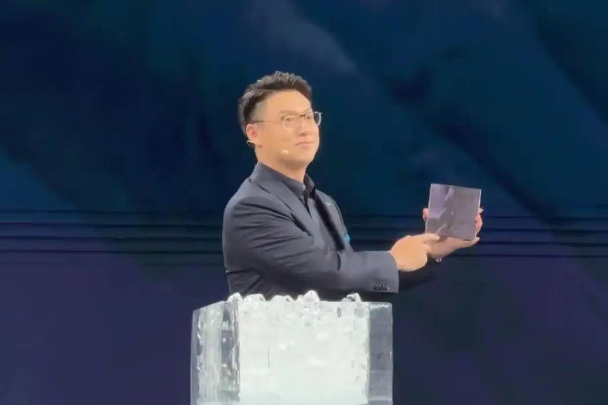 折叠屏控虾秒变AgentPhone到了2026年，智能手机真的走到了一个拐点。