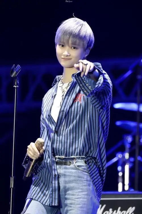 李宇春太让人意外了！从之前假男孩的形象，到如今演唱会身穿紧身衣，身上连一丝多余的
