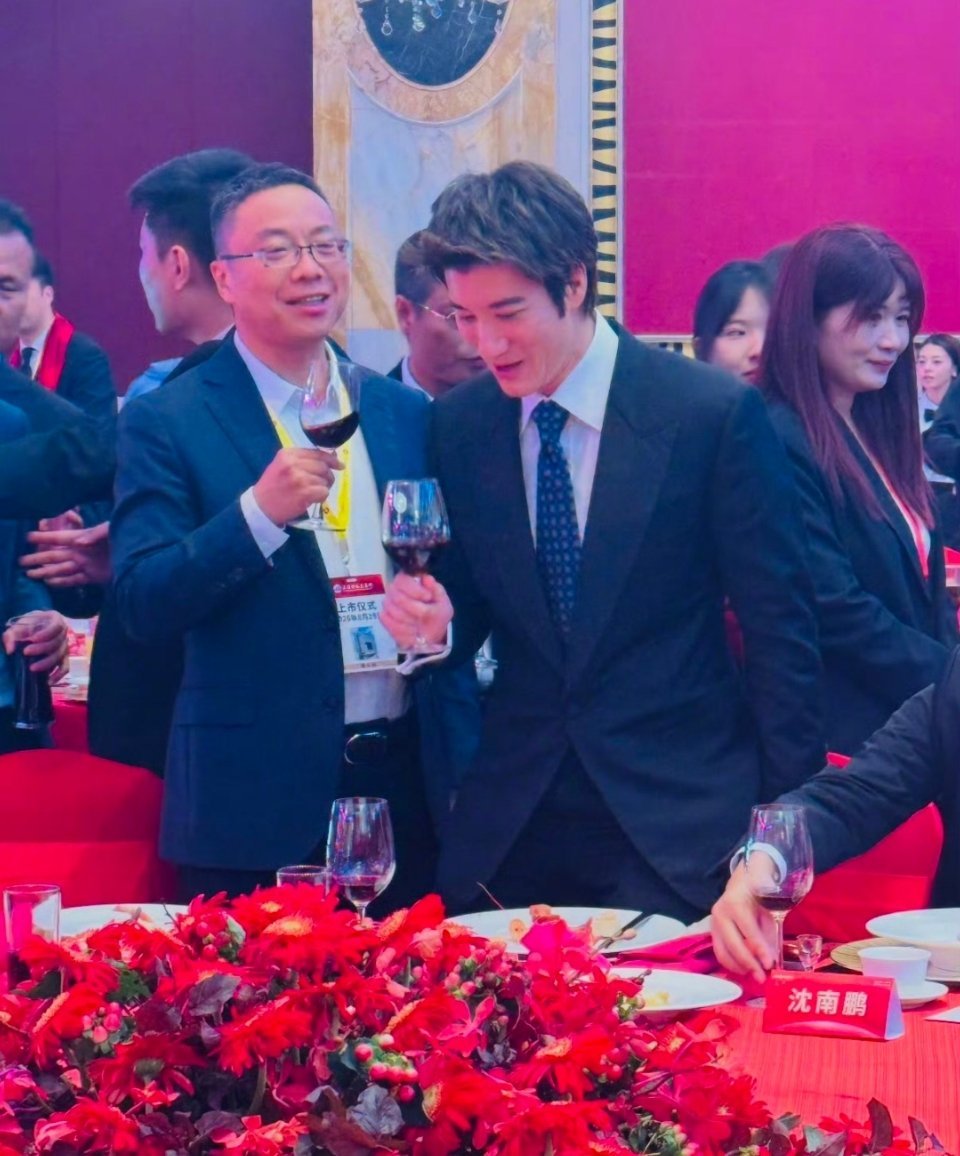 宇树科技上市庆功照流出今天宇树科技登陆科创板，中午举办上市答谢午宴。王力宏作为特