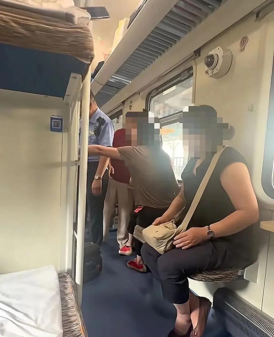 “我就放点东西怎么了？”7月20日，一列飞驰的火车卧铺车厢里，一名女子想把大行李