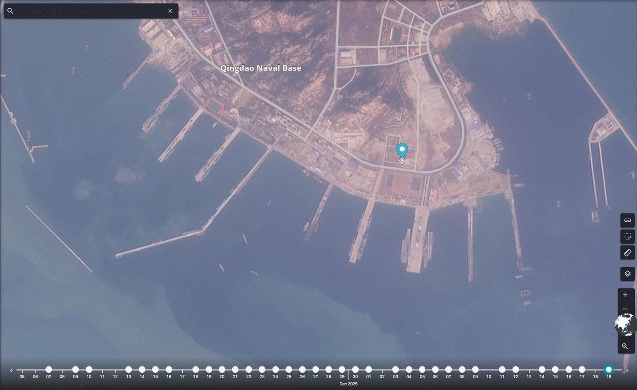 双剑合璧，辽宁舰和福建舰在青岛回合了，并肩停泊在青岛港航母码头，看来青岛港现在是