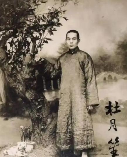 1935年，上海头号大佬杜月笙去锦江饭店用餐，排队很长时间都没轮到自己，刚准备发