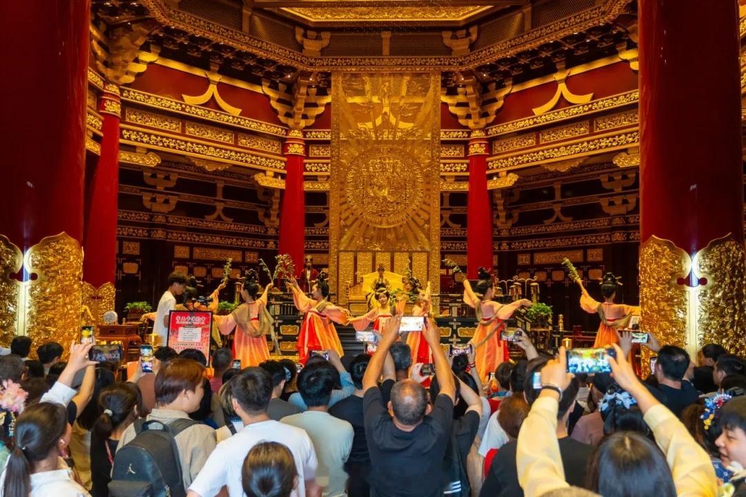 洛阳端午节3天假期，洛阳全市共计接待游客281.54万人次，旅游总收入23.7