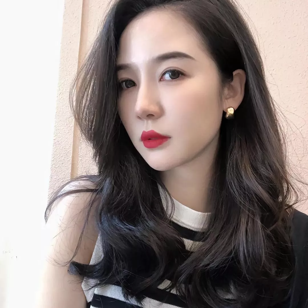 优雅红唇，复古黑发，气质满分！美女