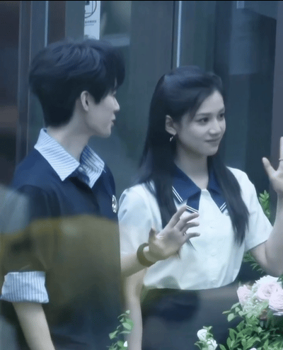 张婧仪、周翊然合体扫楼动图来喽，周翊然太瘦了吧，脸颊都凹了，多吃点啊！​​​