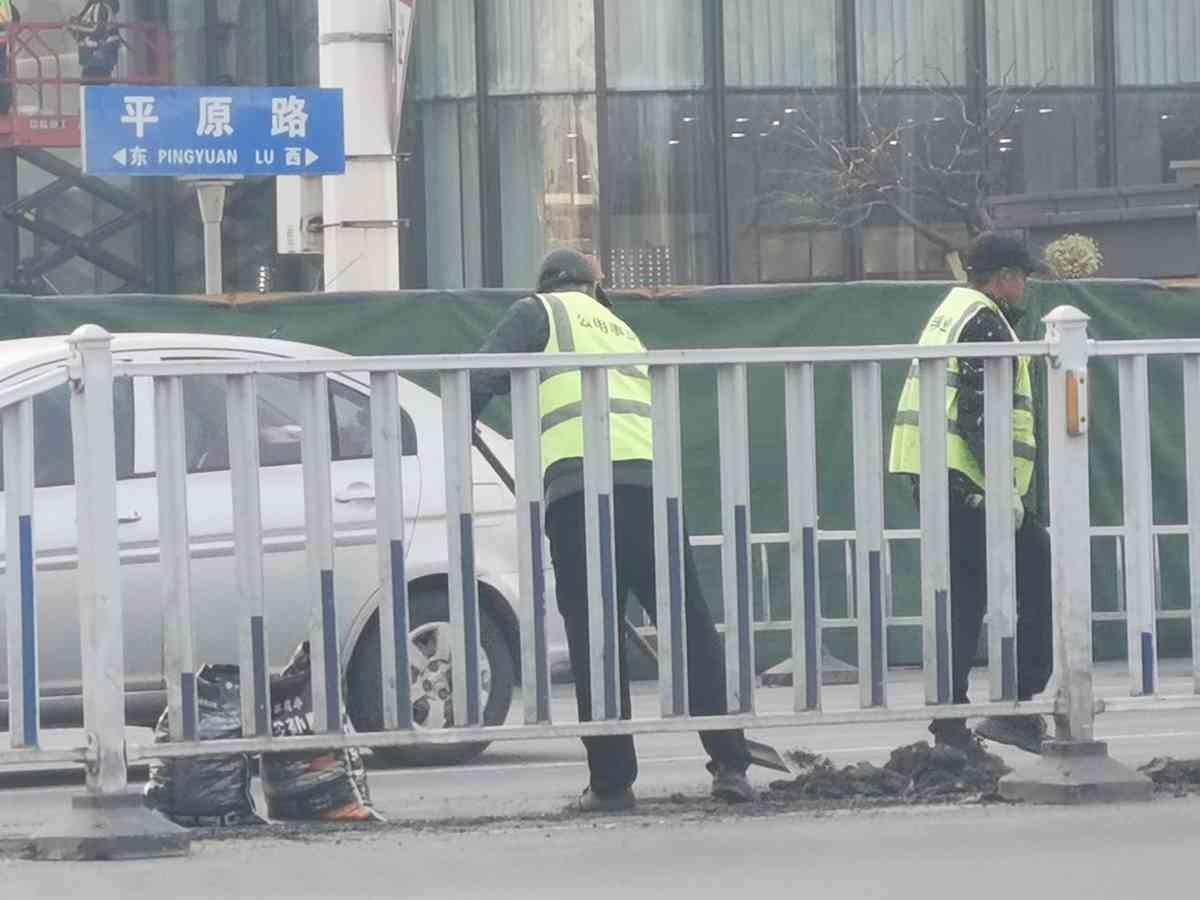 别的店开业，锣鼓喧天。胖东来三店开业，先修了条路，安了个红绿灯。新乡胖东来三店