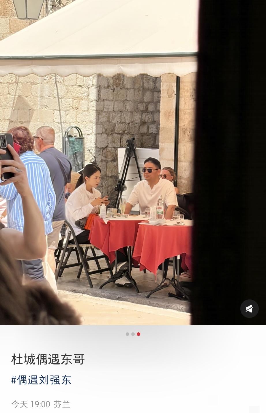 6月9日，刘强东在克罗地亚的杜城被偶遇，身边有三位美女，有一位金发老外，但他全程
