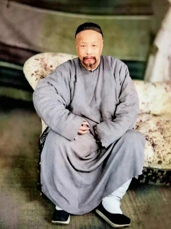 1858年，大清总督叶名琛被英军俘虏，送到印度，关进玻璃房，围观的人笑他像只猴，