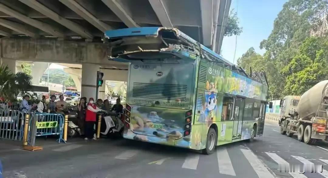 深圳一双层大巴被高架桥挤压成1层,现场血迹斑斑。事发10月26日,在广东省深圳市