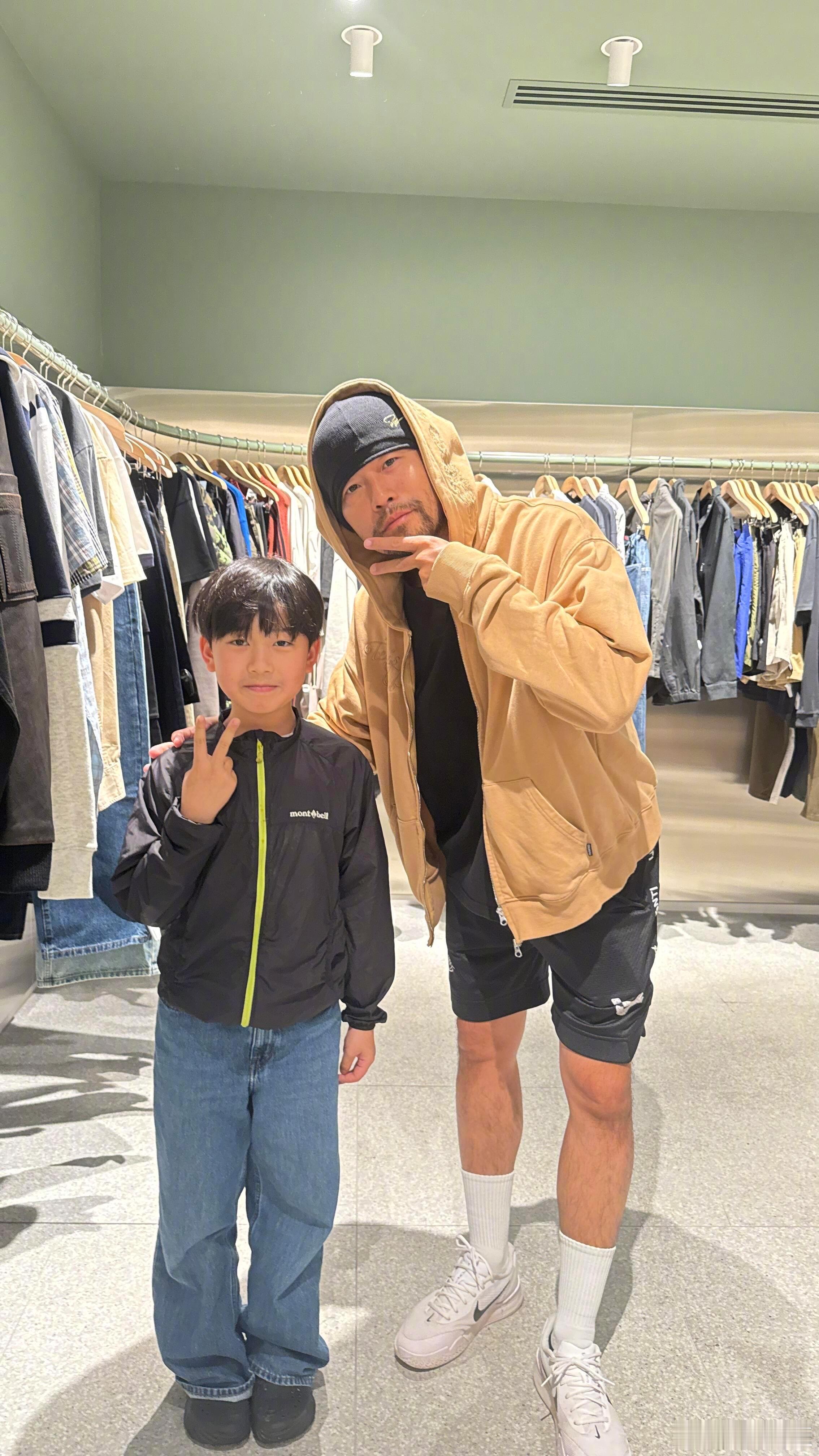 澳大利亚偶遇周杰伦昆凌昆凌成周杰伦的防伪标识网友分享在墨尔本Chadston