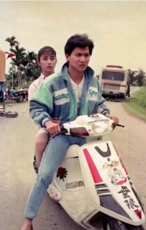 这时候刘德华还没长开，坐他后面那姑娘是谁啊？这颜值气质没谁了！