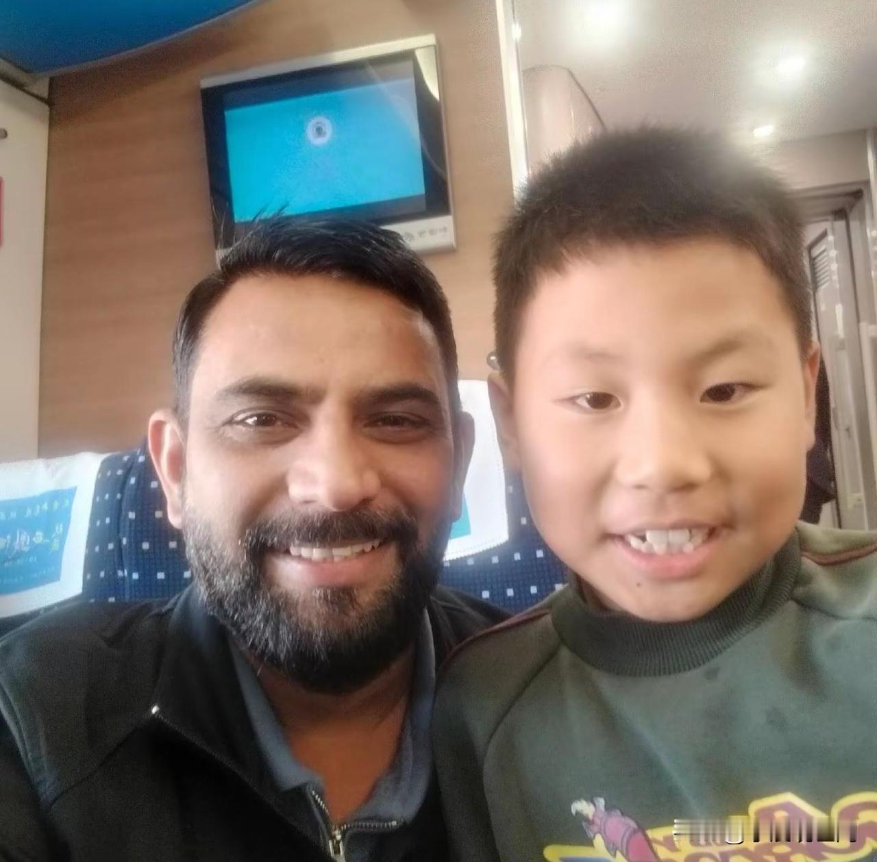 我家儿子在高铁上看到一个外国友人，非要跑过去和人家合影，可把他高兴坏了，今天也是