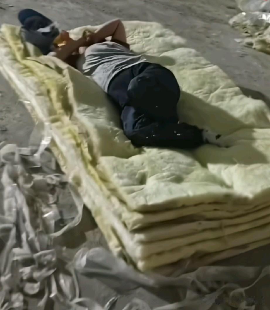 经过确认，有隆起的地方是大姐，不是大哥，大姐是狠人呐，敢躺在岩棉上睡觉，而且是多