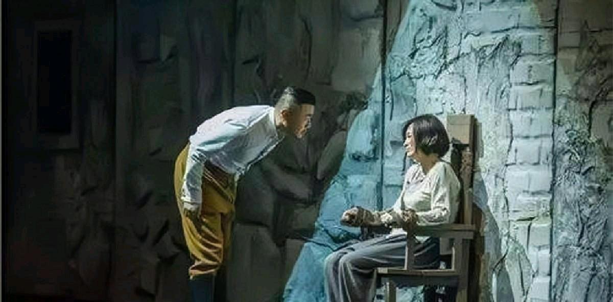 1930年底，女共产党员吴澄挺着大肚子被敌人抓了起来。对她严刑审讯完，两个打手把