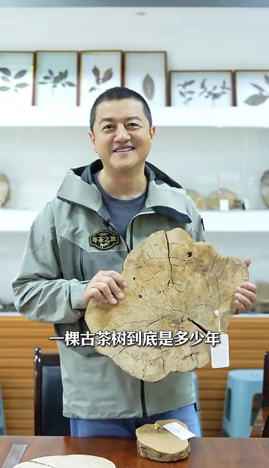 李亚鹏上午官宣离婚，下午便露面，笑得合不拢嘴，脸上没有一丝悲伤，难道是离婚离多了