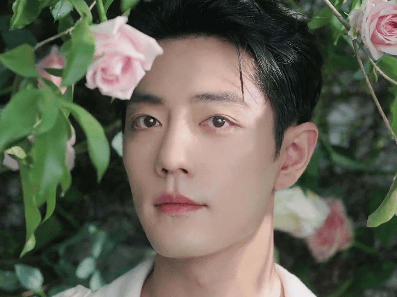 哇啊！花神降临，肖战真的和玫瑰花好搭啊！娇艳欲滴的清晨玫瑰花园，闯入一个像精灵的