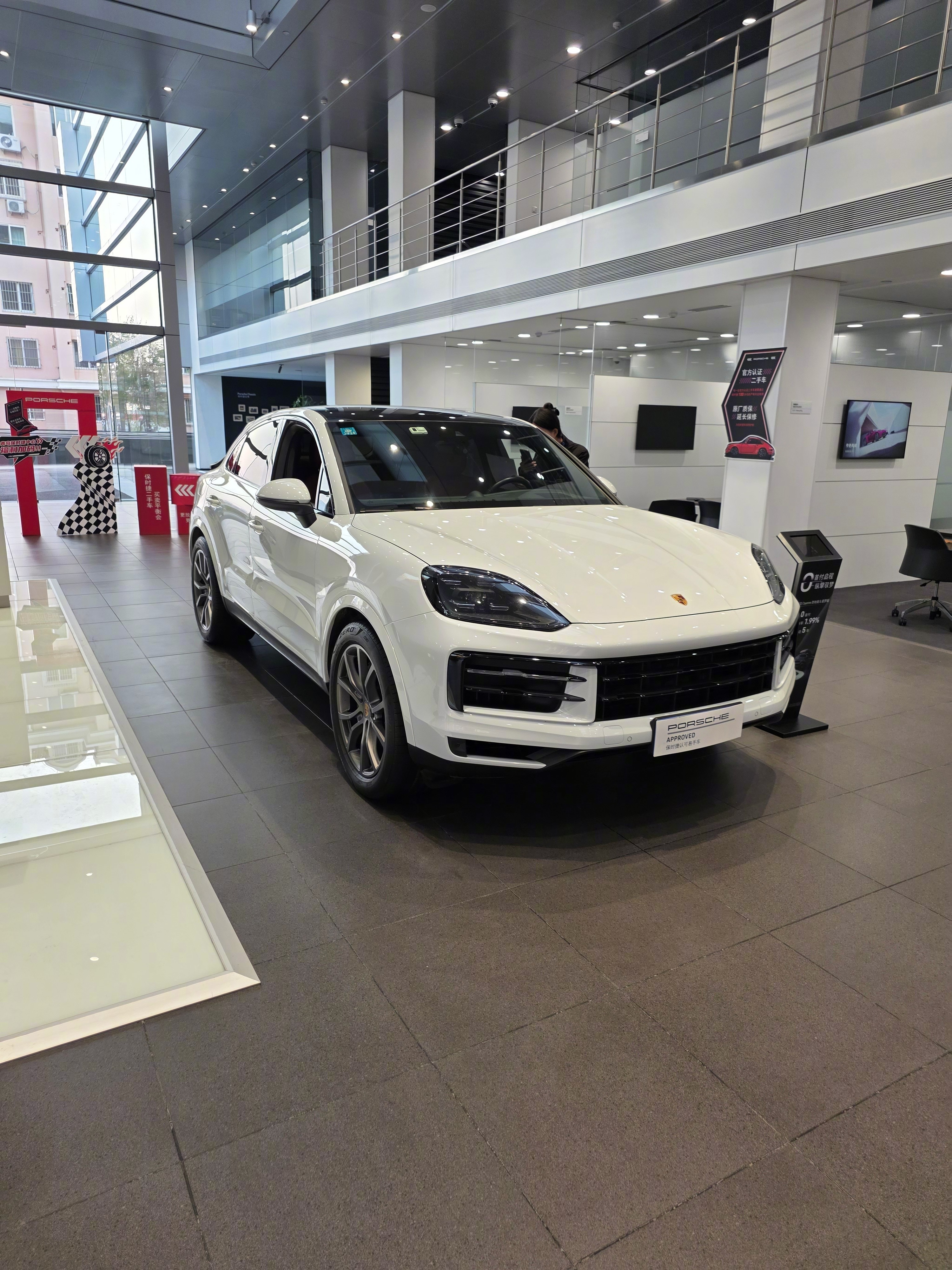 今天下午去看了下保时捷，发现降价跟的挺多的，在国产新势力的冲击下，保时捷不得不降