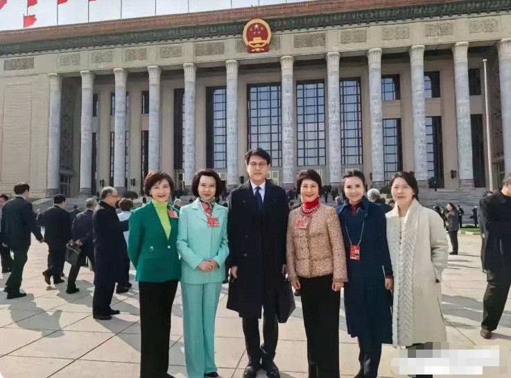 靳东走哪都能封神。五位漂亮的女士与靳东合影，她们真是太幸运了，靳东站在她们中间还