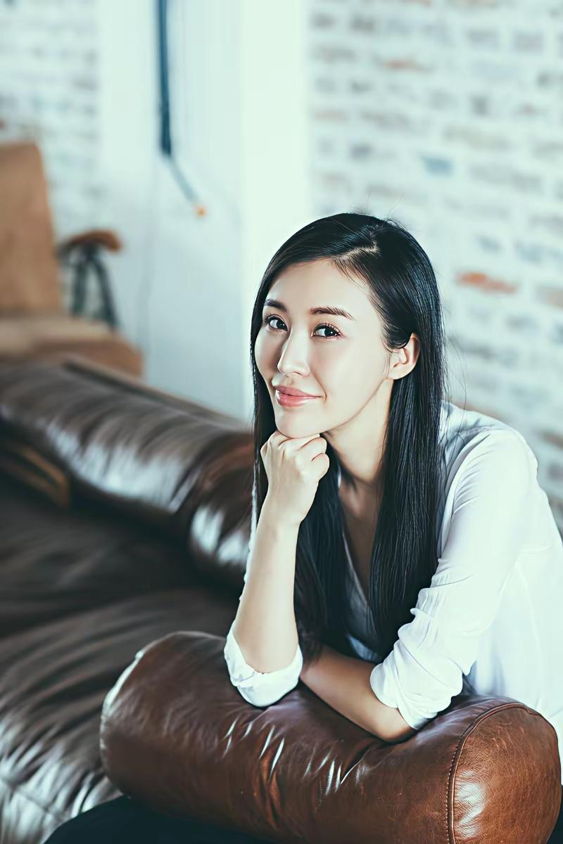 小时候父母离婚，上学期间接广告，被被开除，演员之路，不红不紫。于是改变打