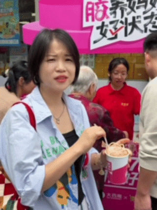 奶茶你加辣椒还是折耳根来人！有刺客！谁家好人往奶茶里放辣椒、折耳根、香菜啊！这个