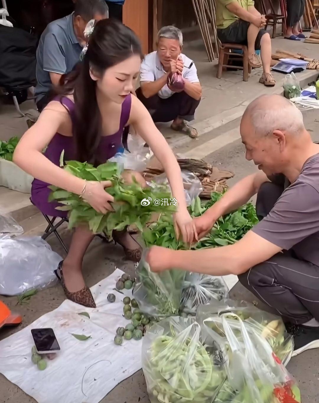 女子摆摊卖菜大爷一来就买光了