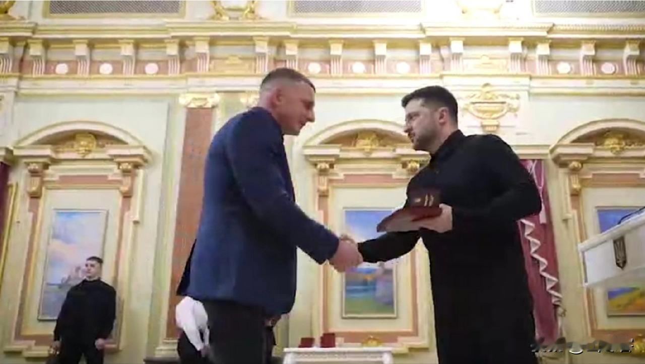 泽连斯基：乌克兰永远不会被打垮12月22日，泽连斯基在电报频道发文，赞扬乌克