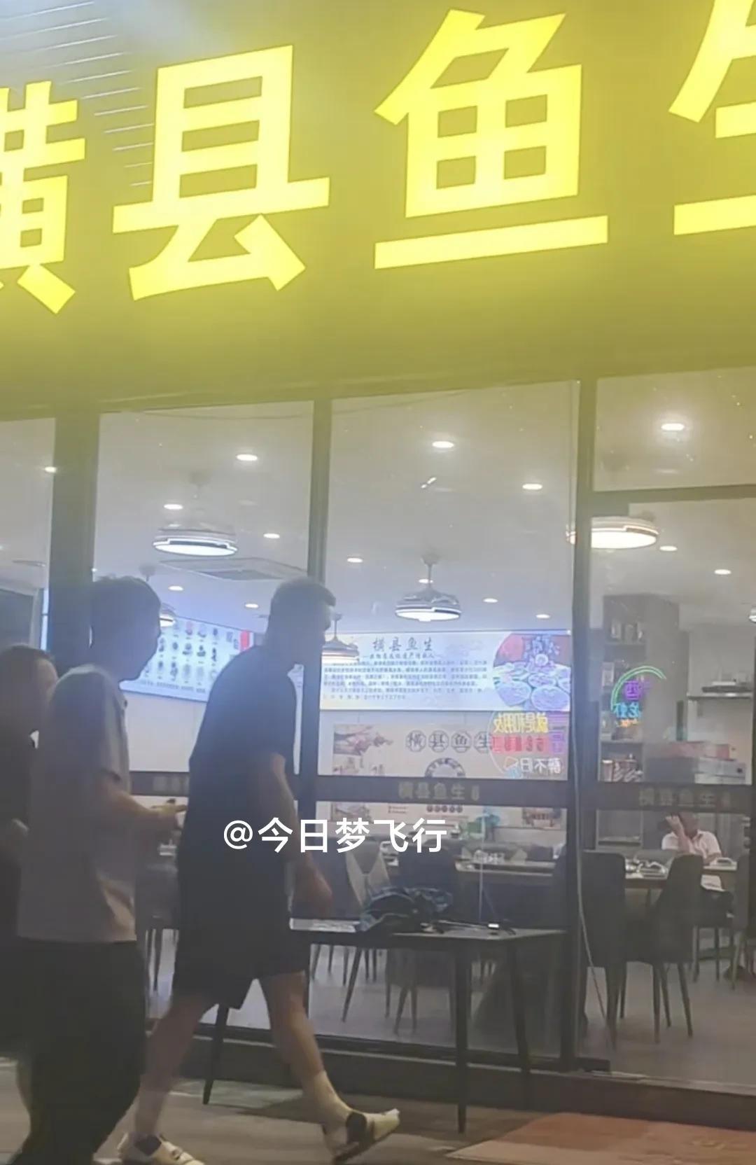 朱芳雨在东莞吃鱼生，广东队人员调整有待观察！广东宏远篮球俱乐部总经理朱芳雨堪称