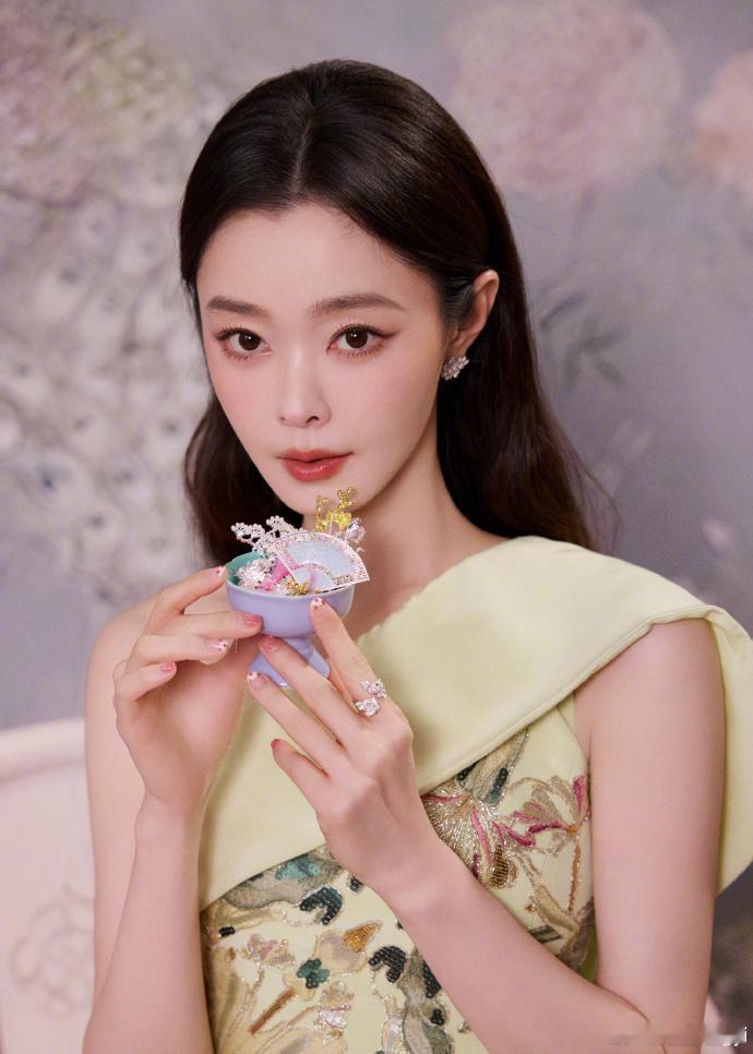 宋轶美人尖宋轶的美人尖也太有韵味了吧！伞面的花影落在眉骨上，自带的精致美人尖，古