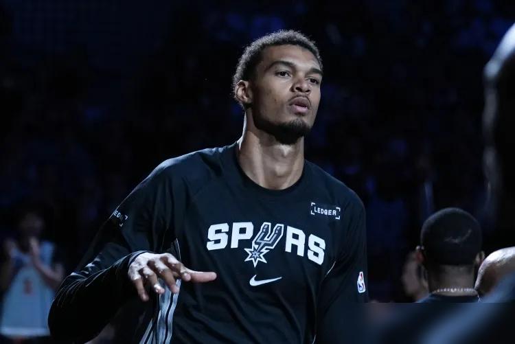 7尺4寸的躯体，不是恩赐，是NBA最昂贵的易碎品。4月6日，马刺那颗最亮的新