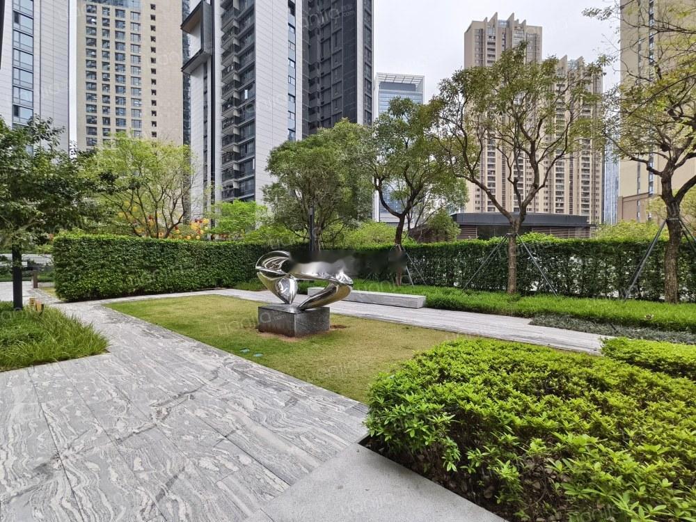 深圳楼市，华润城近期几个经典成交案例。润府二期D栋的195平4房中楼层，最新成交