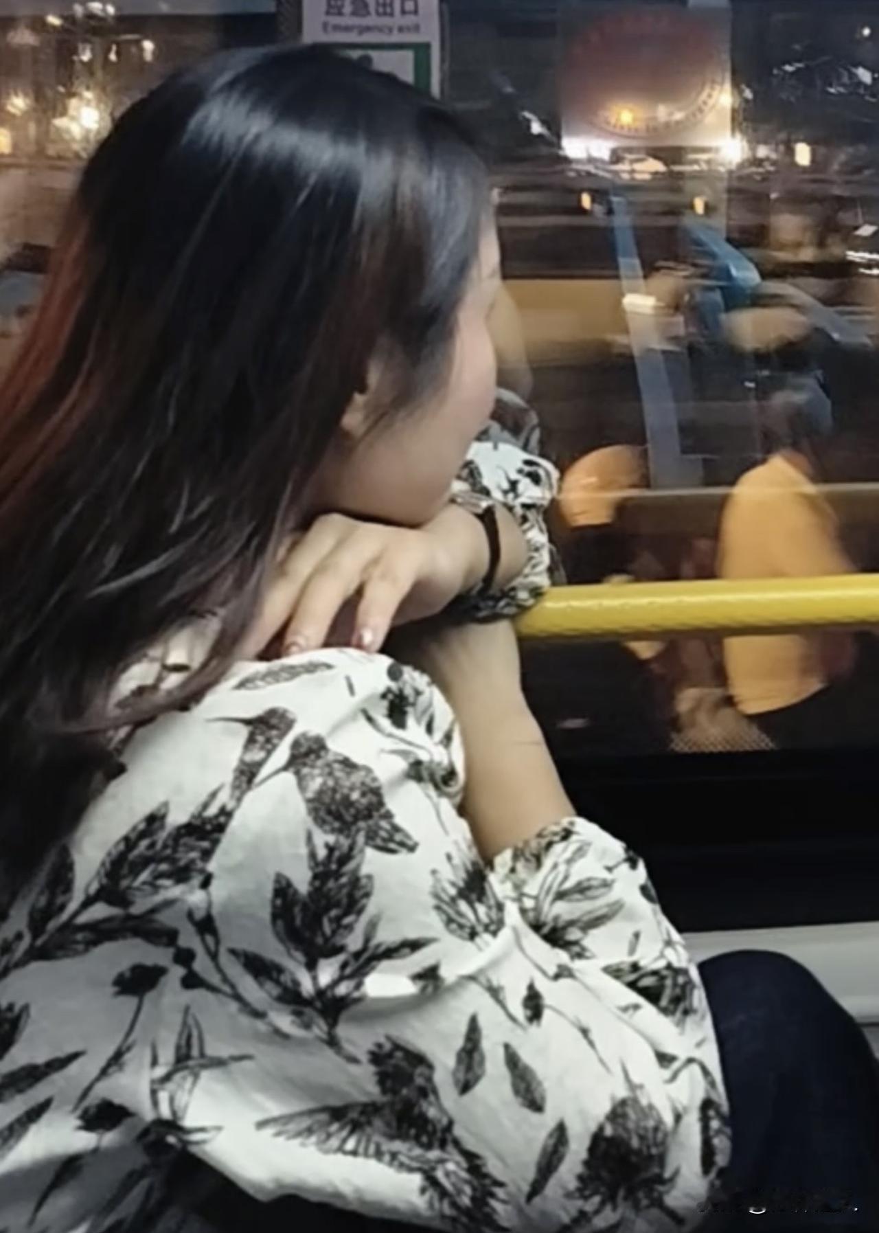 对比:十年前的你,十年后的你。你看,十年前,家里请保护;十年后,自己做了保姆