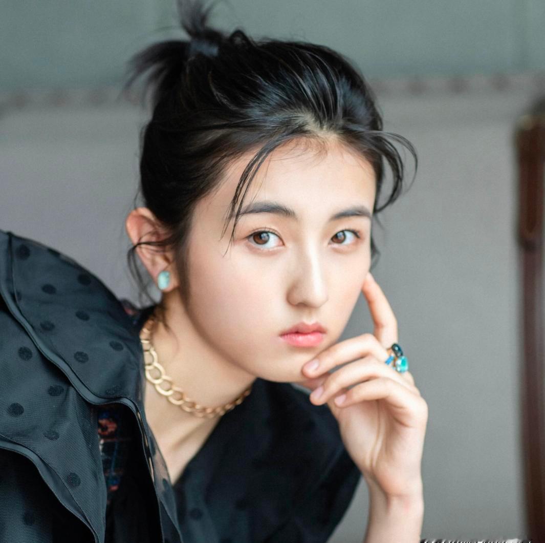 张子枫不靠热搜吃饭，靠戏说话。《我的姐姐》拿提名，没喊苦；《志愿军》扛大旗，没