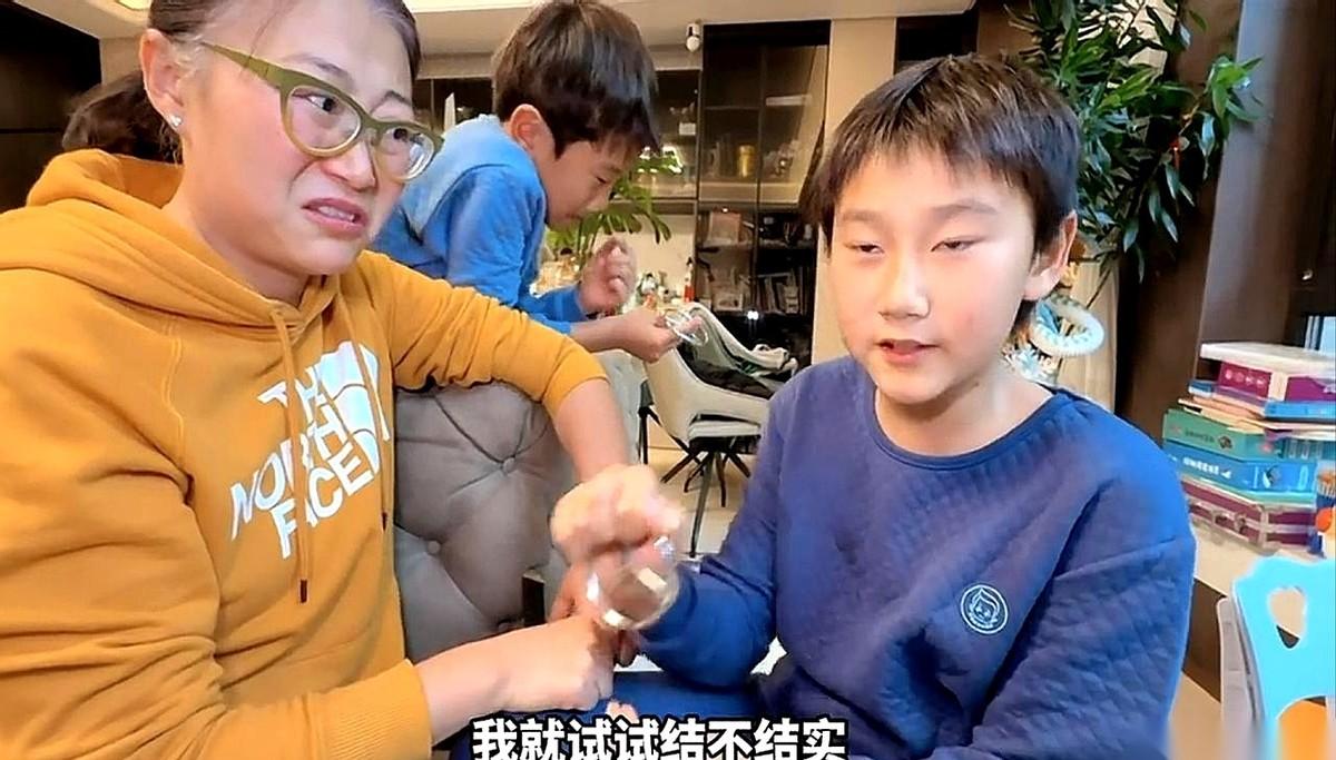 我算是看明白了，有些东西，它不是一个物件，它是一种传承。比如，掰舅舅的奔驰车标