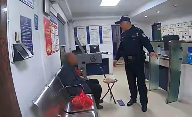 看完真的鼻子发酸！76岁东北大爷，因为孙女过年没回家，想孙女想得睡不着，瞒着