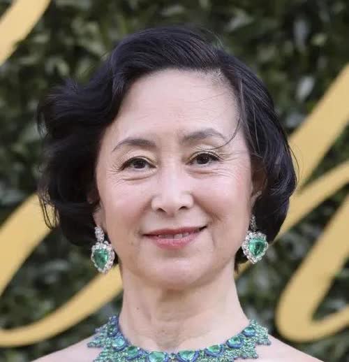 61岁的何超琼新恋情曝光，对象竟是陈百强表弟郑绍康，这一消息引发诸多猜测。当年何