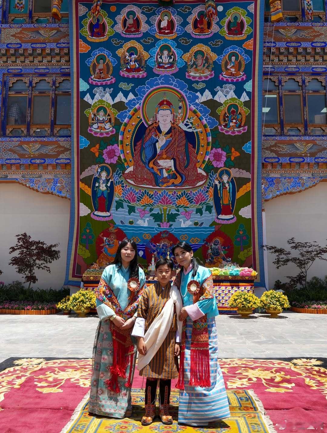 不丹王室🇧🇹6月2日，为了庆祝四世国王70岁生日，王储吉格梅·纳姆耶尔·旺