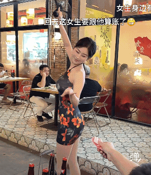 坐对面的女孩全程面无表情，如果是我男朋友，我全程也无表情，这丫头，人美心善歌声甜