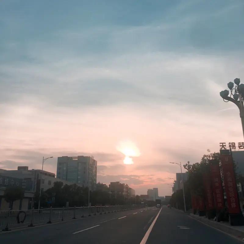 明天，我希望，风是顺的，路是平的，你心里是暖的。想要的都慢慢靠近