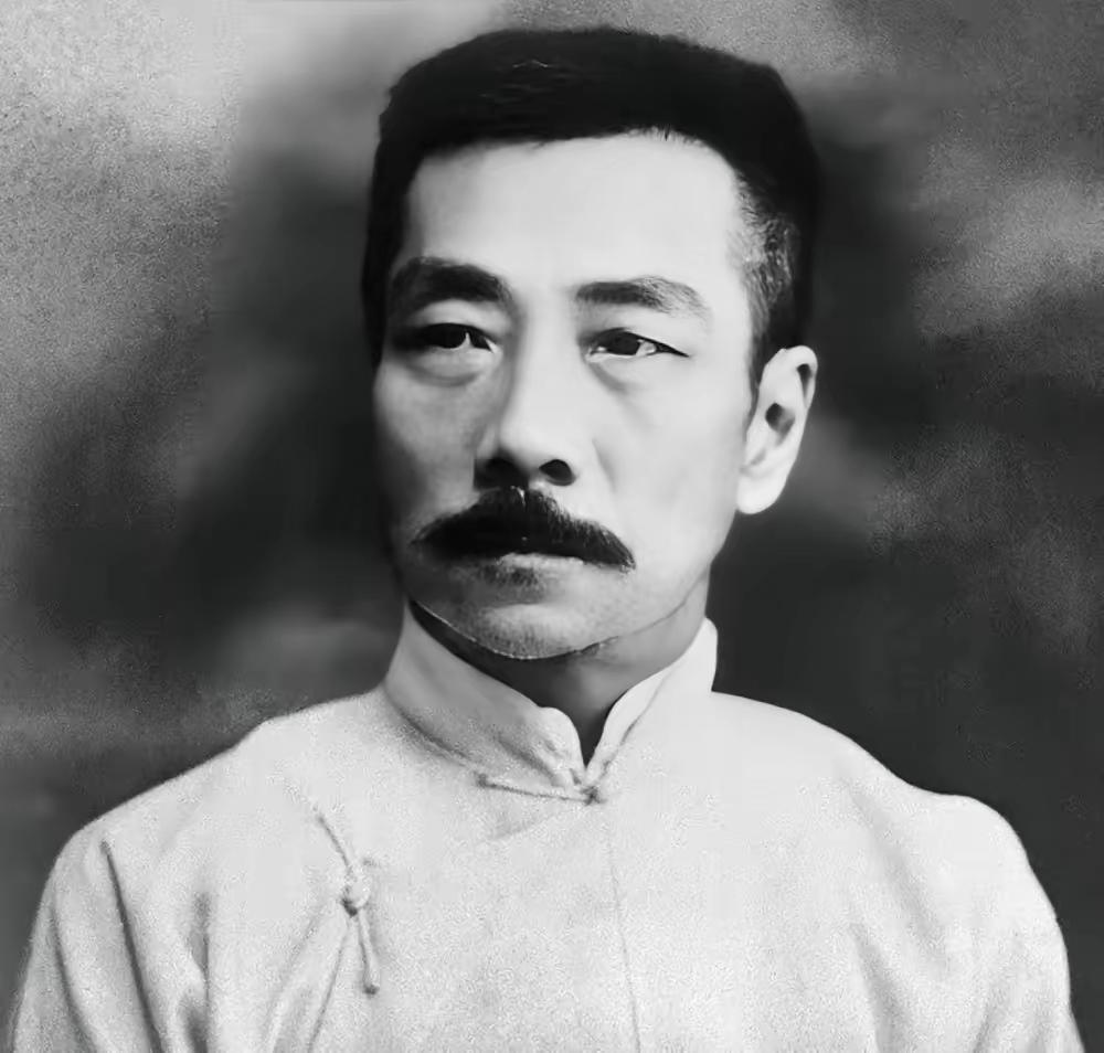 1930年代的上海租界，鲁迅正在开会，特务突然闯了进来问:谁是鲁迅？鲁迅淡淡的说