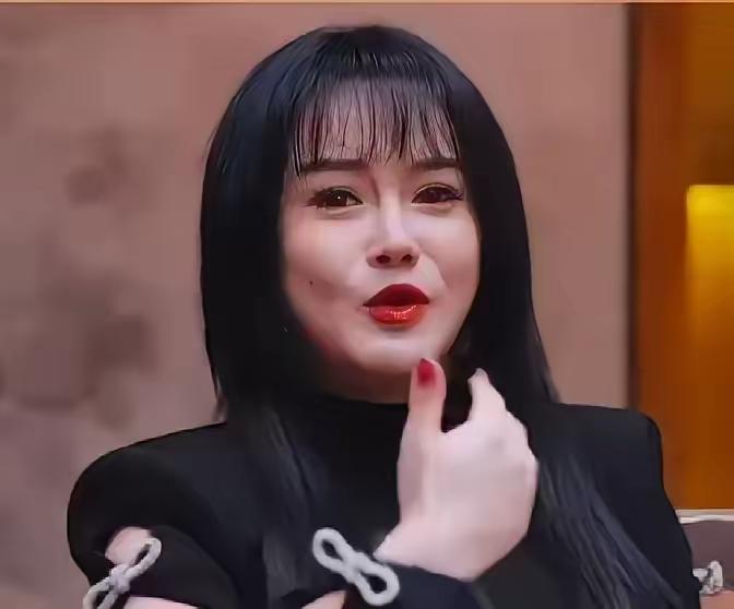 冉莹颖现在估计肠子都悔青了！因为她无论如何都没想到，上综艺本想让邹市明支棱起来