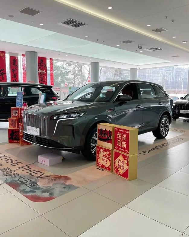 我陪朋友去红旗4S店看车，自己也跟着激动了一把，体验了红旗HS6PHEV。这可